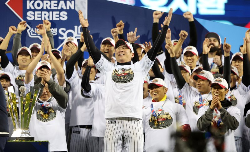 '2023 신한은행 SOL KBO 포스트시즌' 한국시리즈에서 우승을 차지한 LG 주장 오지환이 한국시리즈 MVP에 선정된 뒤 환호하고 있다. 사진=뉴스1