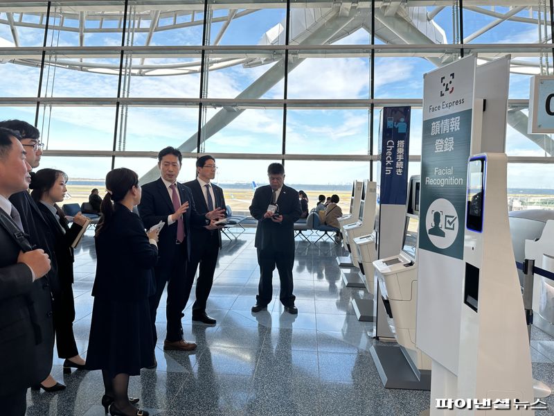 윤형중 한국공항공사 사장(오른쪽 세번째)이 지난 13일 일본 하네다공항 제2터미널을 방문해 탑승수속 시설을 살펴보고 있다. 한국공항공사 제공