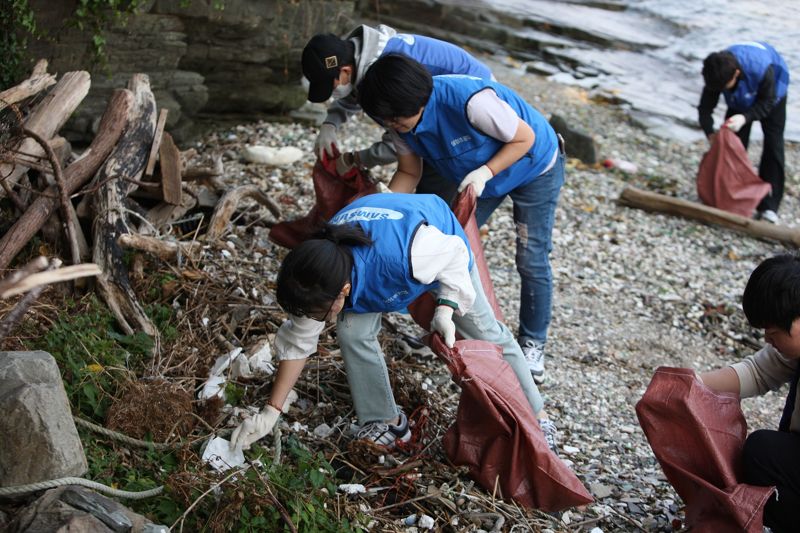삼성중공업 임직원들이 지난 5일 경남 거제도 조선소 인근 해안에서 쓰레기 수거 봉사활동에 참여하고 있다. 삼성중공업 제공