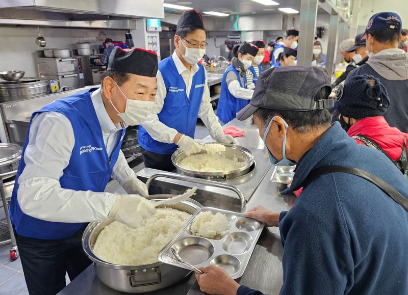 한종희 삼성전자 부회장(왼쪽) 등 삼성전자 임직원들이 지난 6일 경기 성남시 사회복지 기관 '안나의 집'에서 노숙자 대상 배식 봉사에 참여하고 있다. 삼성전자 제공