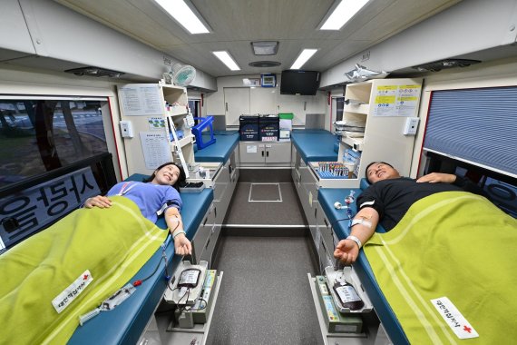삼성전기 직원들이 지난달 31일 부산사업장에서 헌혈에 참여하고 있다. 삼성전기 제공