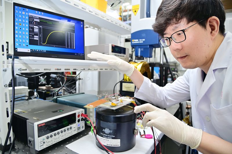 KIST 신준철 박사후연구원이 하이브리드 에너지 하베스터를 이용하여 출력전압을 테스트하고 있다. KIST 제공