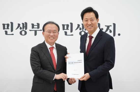 오세훈 서울시장(사진 오른쪽)이 14일 국회를 찾아 내년 서울시 주요 현안사업에 대한 국비 확보 협조를 위해 윤재옥 국민의힘 원내대표를 만난 이후 기념촬영을 하고 있다. 서울시 제공