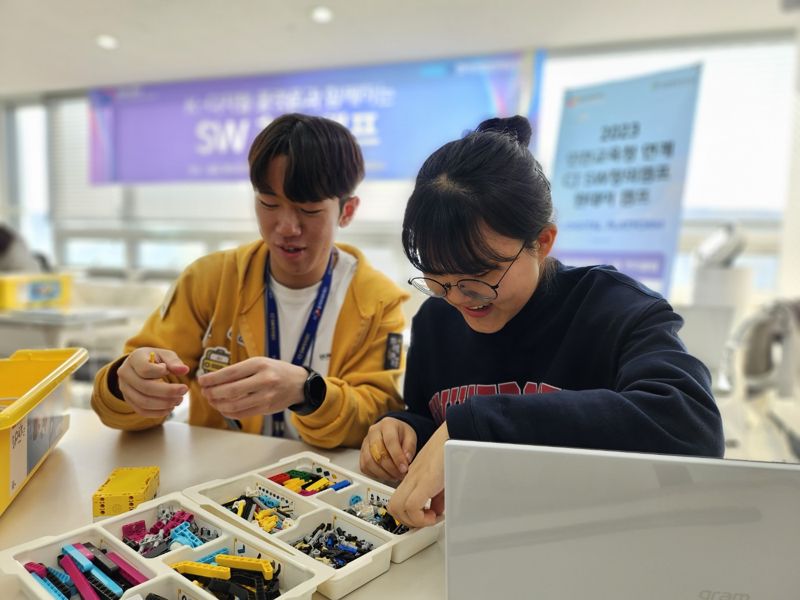 지난 11일 'CJ SW창의캠프'에 참가한 학생이 레고를 활용한 블록코딩 교육을 받고 있다. CJ올리브네트웍스 제공