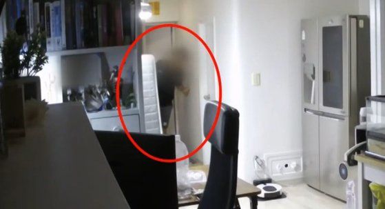 지난 10월 31일 경기 광명시 아파트에서 혼자 사는 여성 A씨 집에 몰래 들어가려고 엿보고 있는 이웃 남성 B씨. 사진 JTBC 캡처