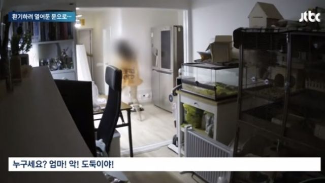 지난 10월 31일 경기 광명시 아파트에서 혼자 사는 여성 A씨 집에 몰래 들어가려고 엿보고 있는 이웃 남성 B씨. 남성을 발견한 여성 A 씨가 리를 지르며 남성을 쫓고 있다. 사진 JTBC 캡처