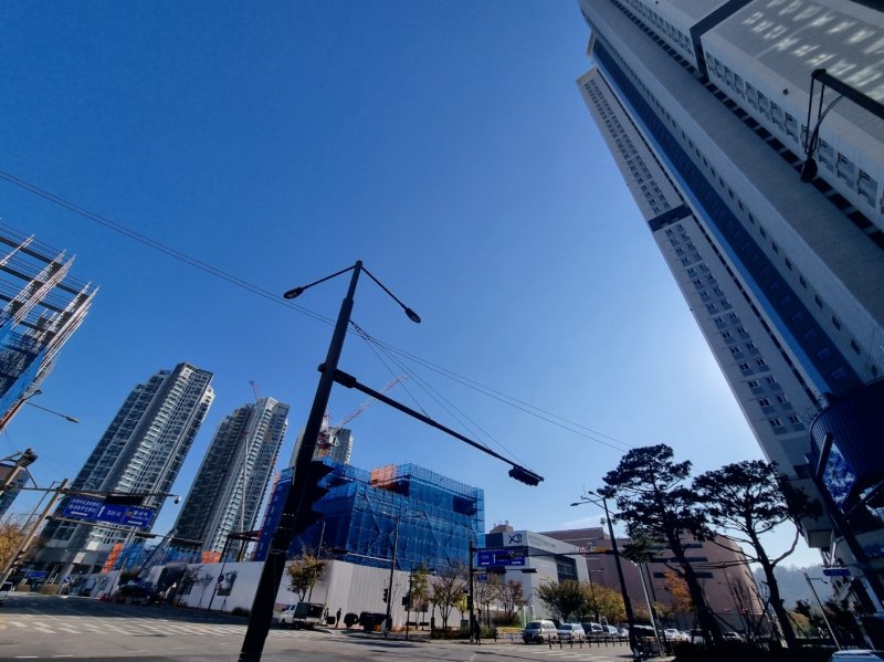 생활형숙박시설인(생숙) 힐스테이트 별내역(우측)과 별내 아이파크 스위트(좌측) 사이로 새로운 생숙이 지어지고 있다. 완공되면 이 일대 생숙은 2000채가 넘는다. 2023. 11. 14/뉴스1 최서윤 기자