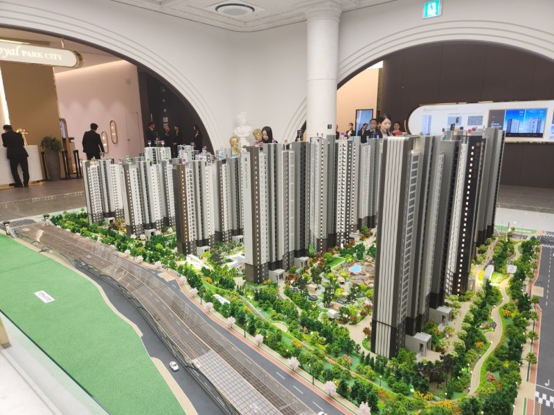 왕길역 로열파크씨티푸르지오 단지 모형도 모습. 2023.11.14/뉴스1 ⓒ News1 박기현 기자