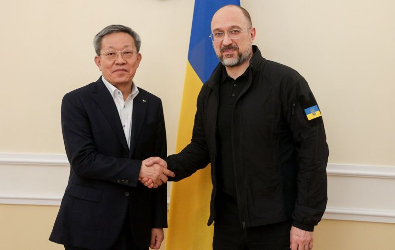 정탁 포스코인터내셔널 부회장(왼쪽)은 지난 11월 우크라이나 키이우에서 데니스 쉬미할 총리와 만나 우크라이나 재건 사업 협력 방안에 대해 의견을 나눴다. 포스코인터내셔널 제공