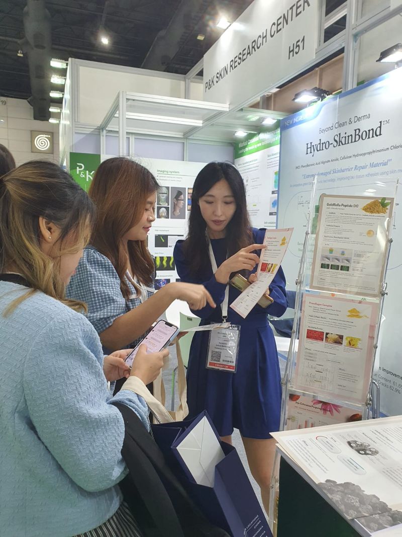 대봉엘에스 직원이 태국 방콕에서 열린 인코스메틱스 아시아 전시회 부스를 찾은 참관객들에 자사 제품에 대해 설명하고 있다. 대봉엘에스 제공.