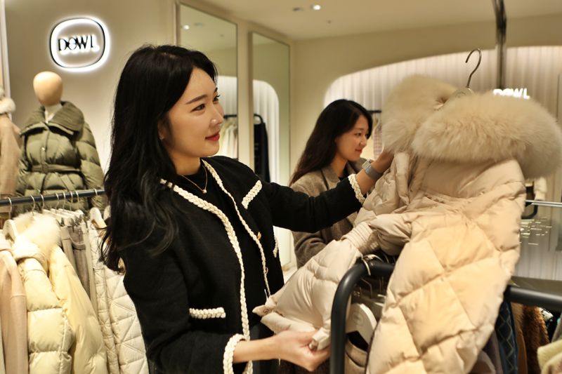 롯데백화점이 17일부터 겨울 정기세일에 돌입하는 가운데, 한 소비자가 여성의류매장을 둘러보고 있다.