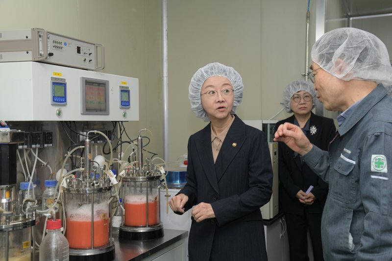 오유경 식품의약품안전처장(왼쪽 첫번째)이 15일 세종시 바이오 헬스케어기업 지에프퍼멘텍을 방문해 비타민 K2 제조 관련 시설에 대해 설명을 듣고 있다. 식품의약품안전처 제공.