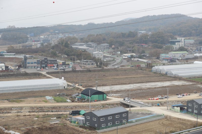 (오산=뉴스1) 김영운 기자 = 국토교통부가 주택공급 활성화 방안의 후속 조치로 전국 5개·지구 8만 가구 규모의 신규택지 후보지를 발표했다. 대상지는 △구리토평2(1만8500가구) △오산세교3(3만1000가구) △용인이동(1만6000가구) △청주분평2(9000가구) △제주화북2(5500가구) 등이다. 사진은 15일 오후 경기 오산시 서동 일대에서 바라본 오산세교3지구의 모습. 2023.11.15/뉴스1 /사진=뉴스1화상