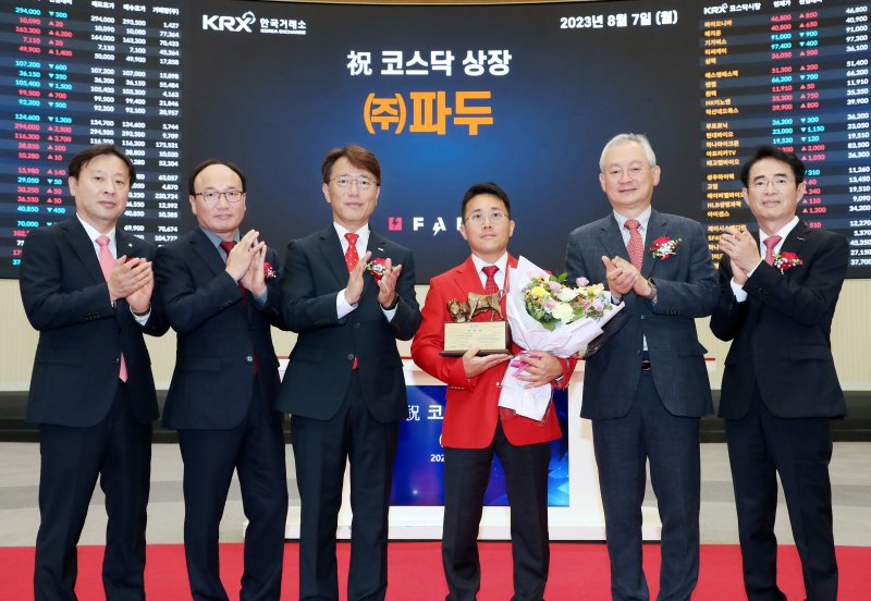 서울 영등포구 한국거래소에서 열린 '파두 코스닥시장 상장기념식'에서 유도석 한국IR협의회 상무(왼쪽부터), 강왕락 코스닥협회 부회장, 이부연 한국거래소 코스닥시장본부장보, 이지효 파두 대표이사, 정영채 NH투자증권 대표이사, 배영규 한국투자증권 IB그룹장이 기념촬영을 하고 있다. 사진=뉴스1