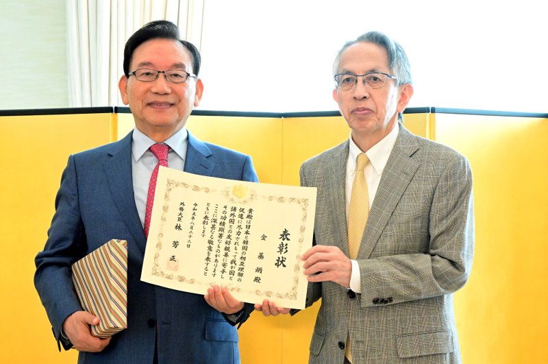 15일 서울 성북구 주한 일본대사관저에서 김기병 롯데관광개발 회장(왼쪽)과 아이보시 고이치 주한 일본대사가 기념촬영을 하고 있다. 롯데관광개발 제공