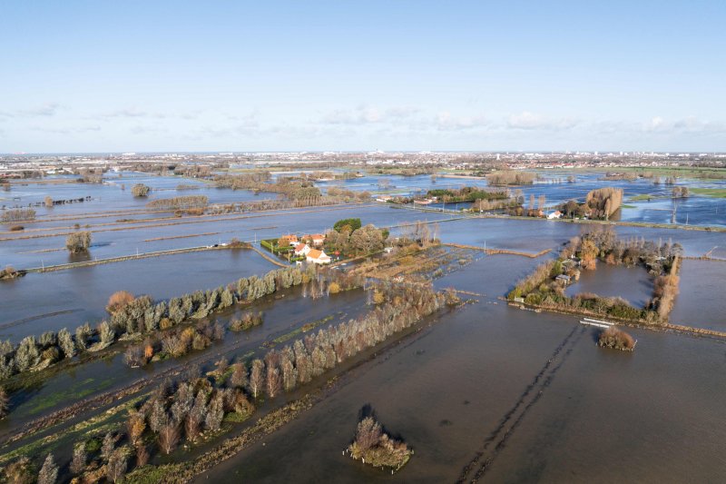 프랑스 북부 하메스부크레 지역이 15일(현지시간) 홍수로 잠겨 있다. 유엔은 20일 보고서에서 전세계 기온 상승 한도를 산업화 이전에 비해 1.5℃로 제한하는데 성공할 확률은 고작 14%에 불과하다고 경고했다. AFP연합