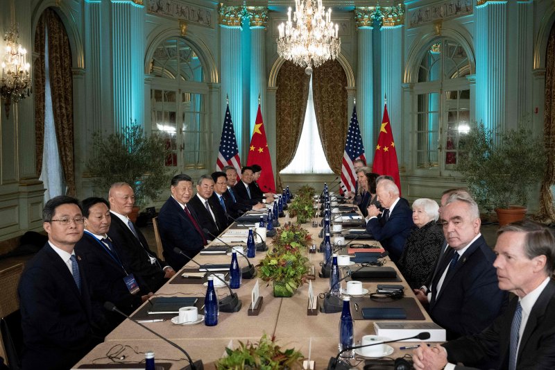 중국이 시진핑(왼쪽 4번째) 국가주석과 조 바이든(오른쪽 5번째) 미국 대통령간 정상회담 직전 세계에서 가장 빠른 인터넷망 가동에 들어갔다고 발표했다. 중국과 미국 대표단이 15일(현지시간) 샌프란시스코에서 열린 아시아태평양경제협력체(APEC) 정상회담 중간에 따로 양국 회의를 진행하고 있다. AFP연합