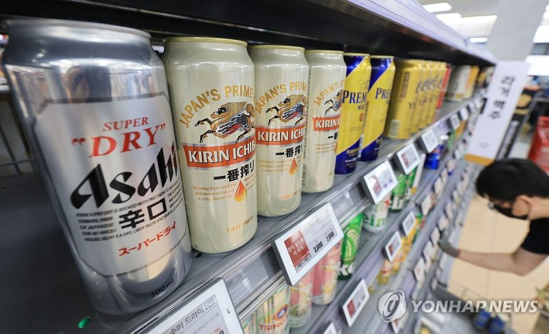 올해 일본 맥주 수입량, 작년보다 238% 급증 (서울=연합뉴스) 한종찬 기자 = 올해 일본 맥주 수입이 급증하면서 일본이 맥주 수입국 1위에 다시 올랐다. 2일 관세청 무역통계에 따르면 올해 1∼8월 일본 맥주 수입량은 3만6천573t(톤)으로 전체 맥주 수입량의 21.9%를 차지하며 1위를 기록했다. 사진은 이날 서울 시내 대형마트에서 일본 맥주 판매대. 2023.10.2 saba@yna.co.kr (끝)