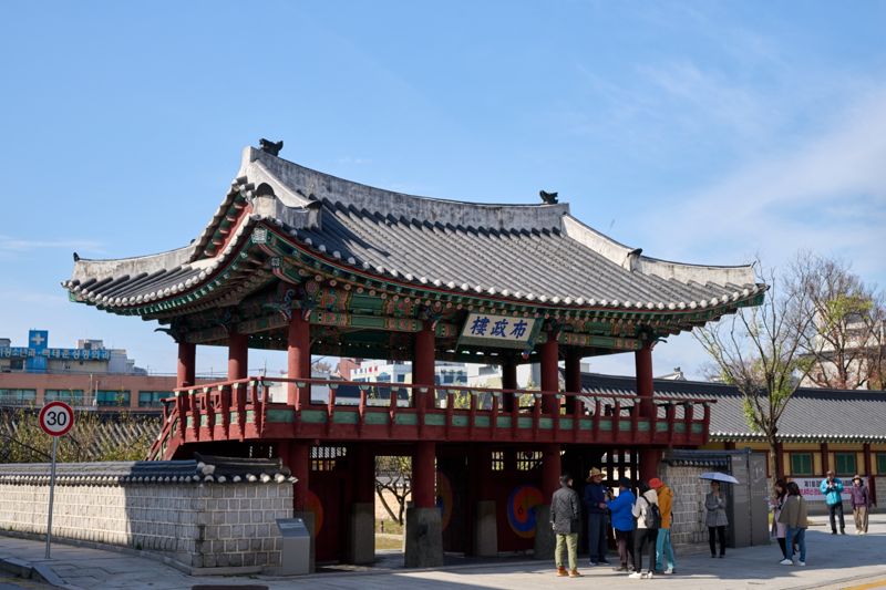 강원감영은 조선시대 강원도 관찰사가 직무를 보던 관청이다. 1395년부터 1895년까지 500년간 강원도의 중심 역할을 했다.