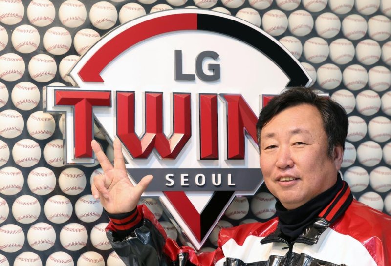 LG 트윈스의 통산 세 번째 우승을 일군 차명석 단장 (서울=연합뉴스) 김성민 기자 = 29년 만에 한국시리즈 우승을 차지한 차명석 LG 트윈스 단장이 15일 서울 송파구 잠실야구장에서 연합뉴스와 인터뷰하고 있다. 2023.11.16 ksm7976@yna.co.kr