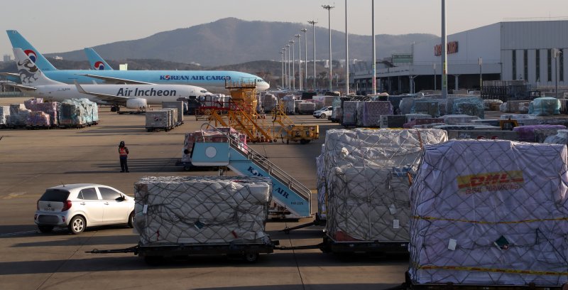 지난 2022년 1월 1일 인천공항 대한항공 화물터미널에서 근무자들이 화물작업을 하고 있다. 뉴스 1