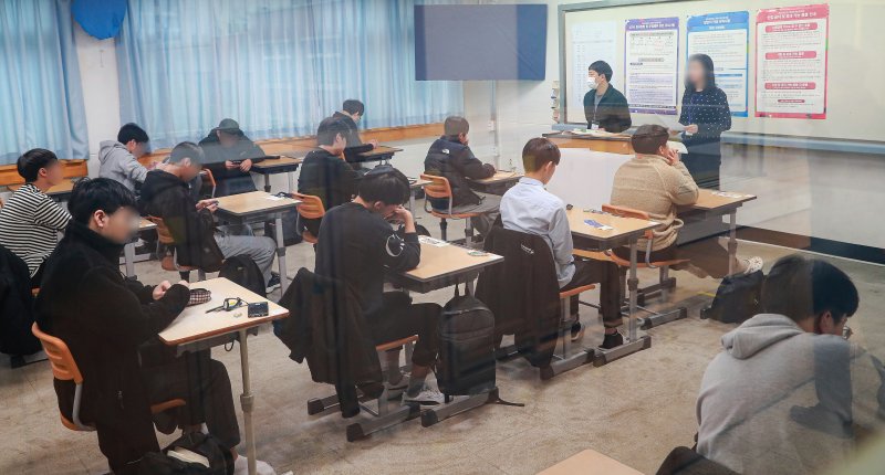 "교직서 물러나게 할 것"..'수능 부정행위 적발' 감독관 학교 찾아간 학부모