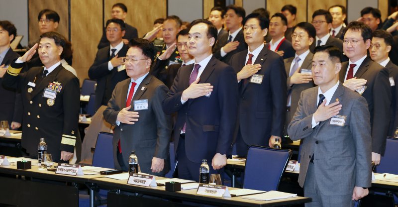 신원식 국방부 장관을 비롯한 참석자들이 16일 오전 서울 종로구 포시즌스 호텔에서 열린 '2023 화이트햇 콘퍼런스'에서 국기에 대한 경례를 하고 있다. 앞줄 왼쪽부터 이동길 사이버작전 사령관, 유준상 한국정보기술연구원장, 허태근 국방정책실장, 신원식 장관. 국방 사이버 분야 콘퍼런스인 '2023 화이트햇 콘퍼런스'는 사이버분야 우수인재 발굴과 국방 사이버안보 역량 강화를 위해 2013년부터 매년 시행 중인 행사다. 사진=뉴스1