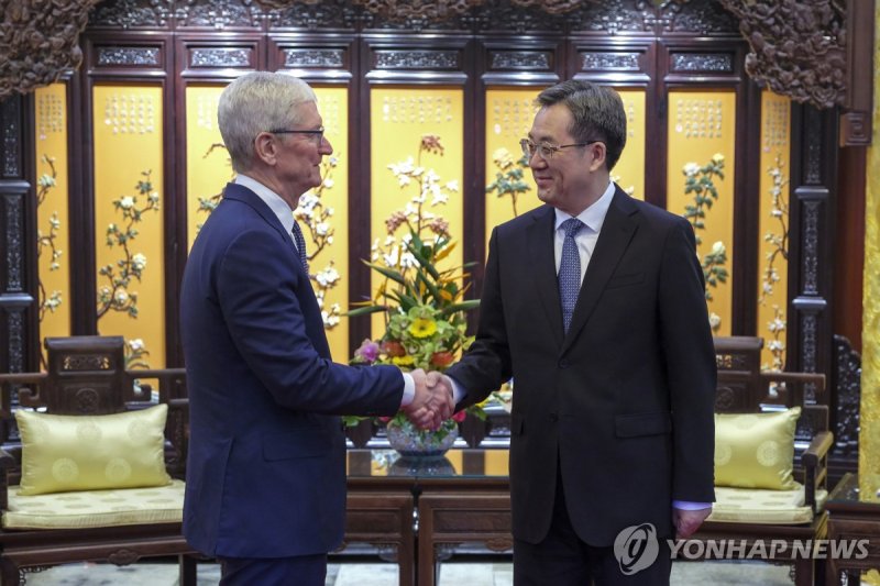 방중한 팀 쿡 애플 CEO(왼쪽)와 딩쉐샹 중국 부총리 (출처=연합뉴스)