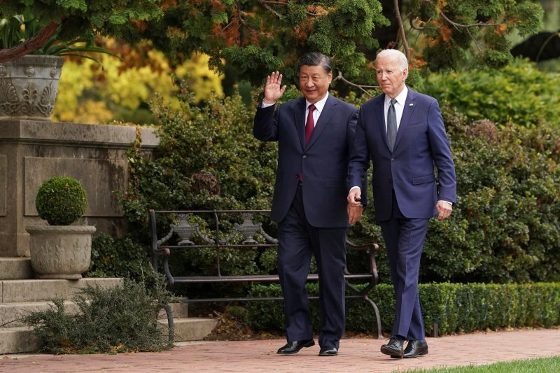 조 바이든 미국 대통령과 시진핑 중국 국가주석이 15일(현지시간) 캘리포니아주 샌프란시스코 우드사이드 인근의 파이롤리 에스테이트에서 APEC 정상회의 중 1년 만에 회담을 마친 뒤 산책을 하고 있다. 2023.11.16 /사진=뉴스1