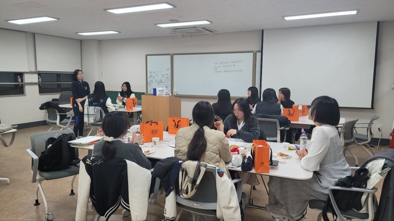 지난 14일, 공기업 취업 멘토링 종료 후 해성국제컨벤션고 학생들과 강사들이 피자파티를 하고 있다. (사진=서울시립대 제공) *재판매 및 DB 금지