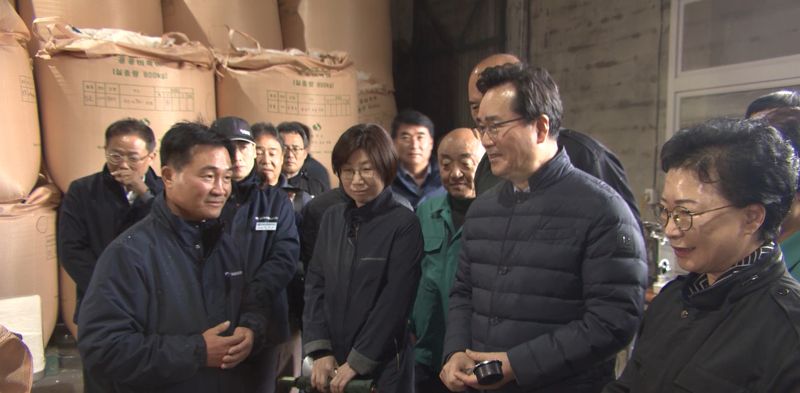 16일 정황근 농림축산식품부 장관이 상주의 미곡종합처리장을 방문해 관계자의 설명을 듣고 있다. /사진=농림축산식품부