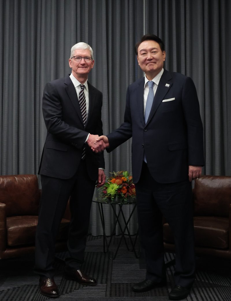 아시아태평양경제협력체(APEC) 정상회의 참석차 미국을 방문한 윤석열 대통령이 15일(현지시간) 샌프란시스코 한 호텔에서 팀 쿡 애플 최고경영자(CEO)를 접견하며 악수하고 있다. 연합뉴스