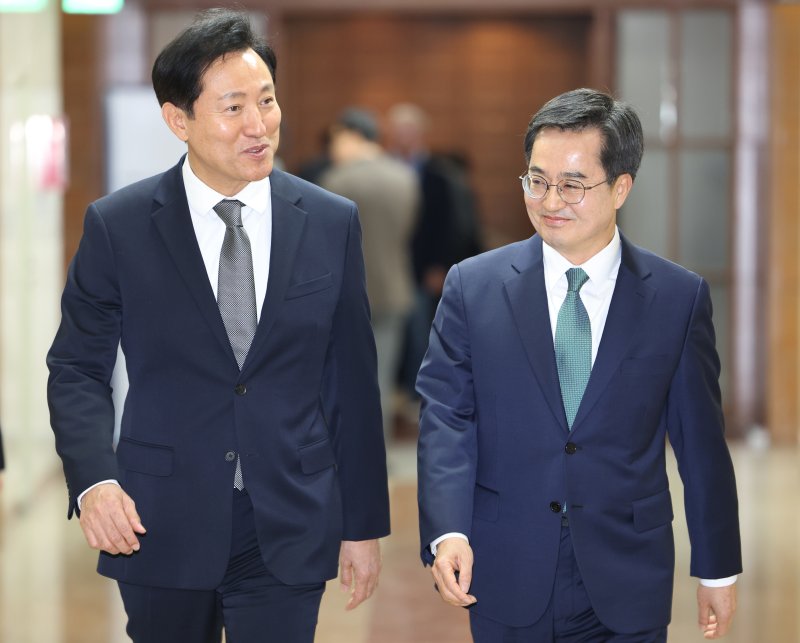 오세훈 서울시장과 김동연 경기도지사가 16일 오후 서울 중구 프레스센터에서 열린 서울·경기·인천 단체장 회동 참석을 위해 회의장으로 향하고 있다. 연합뉴스