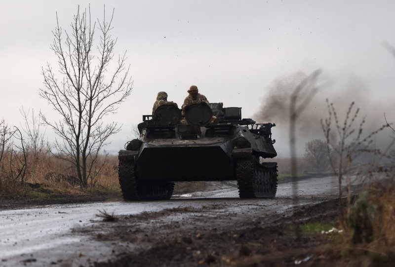 우크라이나군이 17일(현지시간) 드네프르강 동안에서 러시아군을 격퇴했다고 주장했다. 16일 도네츠크 전선 인근에서 우크라이나 장갑차가 도로를 달리고 있다. AFP연합