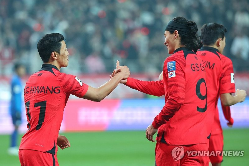 득점 듀오 득점 듀오 (서울=연합뉴스) 신현우 기자 = 16일 서울 마포구 서울월드컵경기장에서 열린 2026 북중미 월드컵 아시아지역 2차 예선 C조 1차전 한국과 싱가포르의 경기. 한국 황희찬이 골을 넣은 뒤 조규성과 기뻐하고 있다. 2023.11.16 nowwego@yna.co.kr (끝)