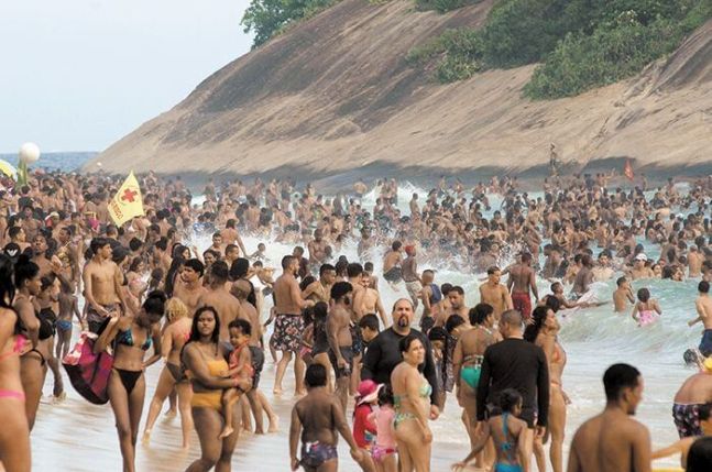 15일(현지 시각) 브라질 리우데자네이루 레크레이오 도스 반데이란테스 해변에서 사람들이 해수욕을 하며 열기를 식히고 있다.
