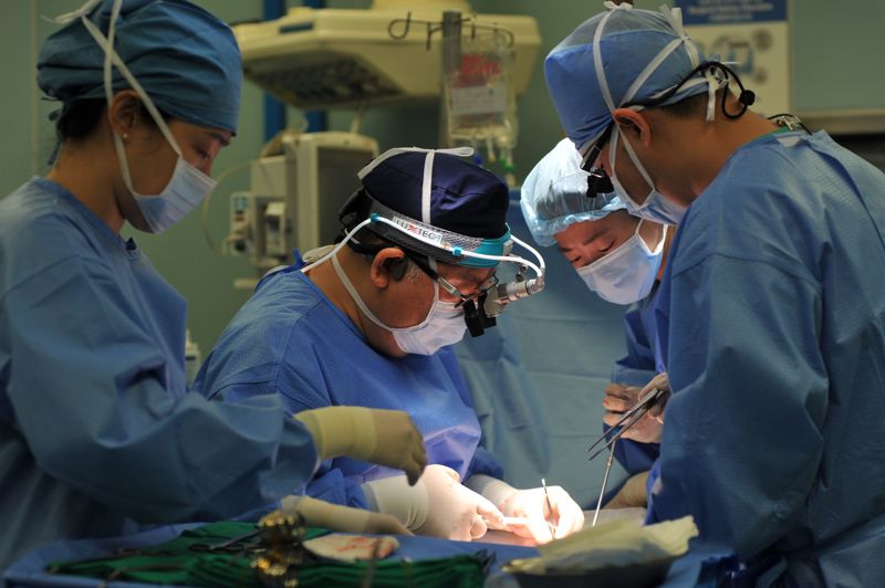 박재범 삼성서울병원 이식외과 교수(왼쪽 두번째) 자궁 이식수술을 진행하고 있는 모습. 삼성서울병원 제공
