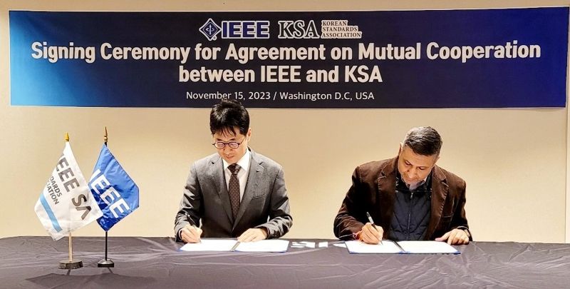 지난 15일(현지시간) 미국 워싱턴에서 박병욱 한국표준협회 전무이사(왼쪽)와 Alpesh Shah IEEE SA 글로벌 비즈니스전략 부대표가 업무협약을 체결하고 있다. 표준협회 제공.