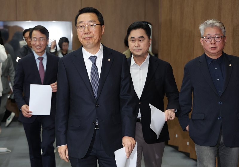 윤영찬 "이낙연과 사전 상의 없었다..움직임은 알고 있어"