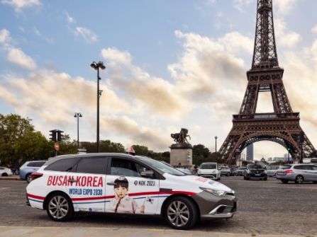 프랑스 파리 현지에서 2030 부산세계박람회와 한국의 매력을 홍보하는 택시가 주차돼 있다. 부산시 제공