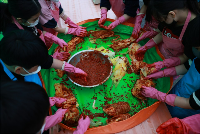 '2022 전주 김장문화축제'에 참가한 어린이체험단. 사진=전주시 공식 블로그