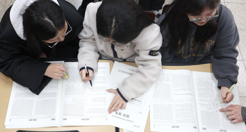 "이렇게 어려우니 학원 가지"... 불수능에 사교육 경감 멀어지나