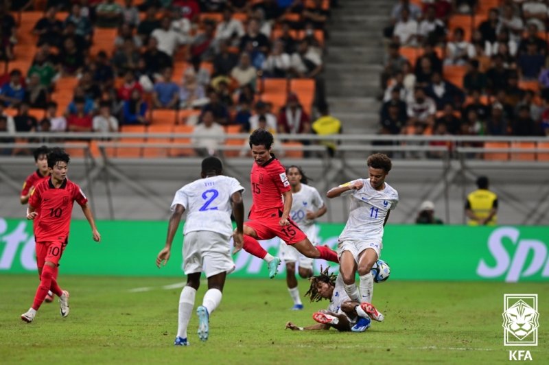 15일 오후 인도네시아 자카르타 인터내셔널 스타디움에서 열린 2023 국제축구연맹(FIFA) 17세 이하(U-17) 월드컵 조별예선 2차전 대한민국과 프랑스의 경기, 서정혁이 상대 수비에 둘러싸여 있다. (대한축구협회 제공) 2023.11.15/뉴스1