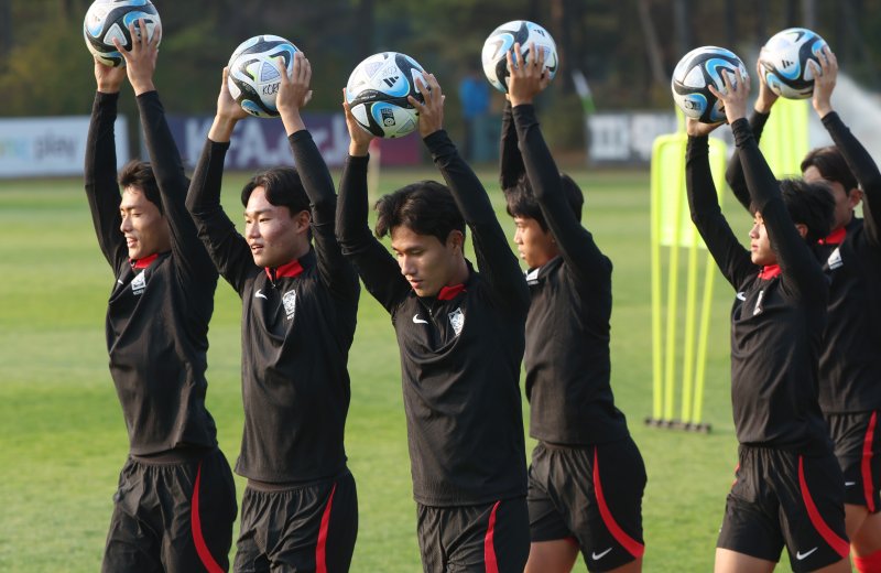대한민국 U17 축구대표팀이 30일 경기도 파주 축구국가대표 트레이닝센터(NFC)에서 2023 국제축구연맹(FIFA) U17 월드컵 대비 최종 훈련을 하고 있다. 변성환 감독이 이끄는 U17 축구대표팀은 다음 달 12일 미국전을 시작으로 15일 프랑스, 18일 부르키나파소와 맞붙는다. 2023.10.30/뉴스1 ⓒ News1 김민지 기자