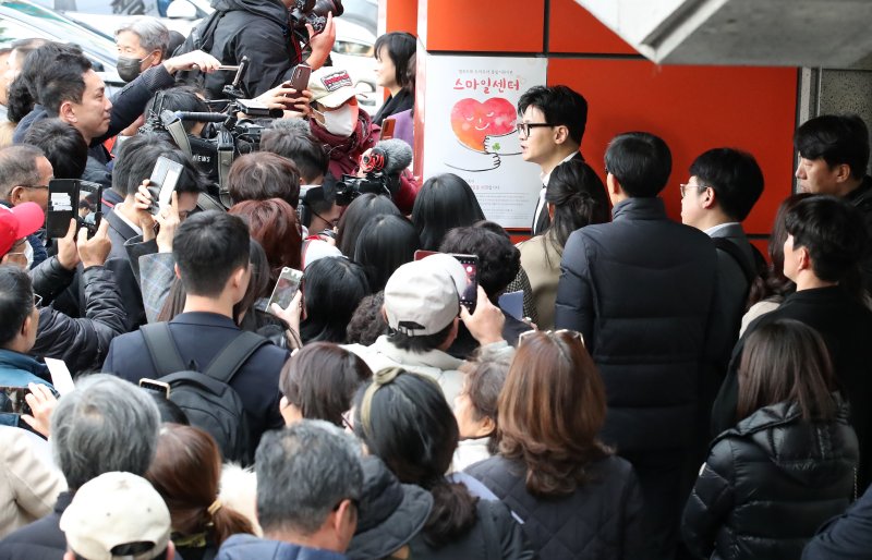 한동훈 법무부 장관이 17일 오후 대구 수성구 만촌동 대구스마일센터를 찾아 직원 간담회를 마친 뒤 사인과 기념촬영을 위해 기다리던 시민들에 둘러싸여 있다. 스마일센터는 강력범죄 피해자와 그 가족 및 보호자를 대상으로 심리치유와 임시거처 등을 제공해 일상생활 복귀를 지원하는 범죄피해 트라우마 통합지원 기관이다. 뉴스1