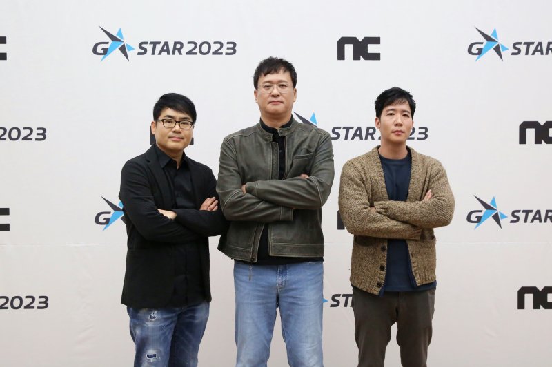 16일 부산 벡스코 지스타 현장에서 개최된 엔씨소프트 개발진들이 지스타 출품작 미디어 공동 인터뷰 이후 기념사진을 촬영하고 있다. 사진은 왼쪽부터_강형석 캡틴, 배재현 시더, 고기환 캡틴(사진=엔씨소프트) *재판매 및 DB 금지