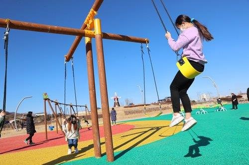 경남 고성군 어린이놀이터 [연합뉴스 자료사진]