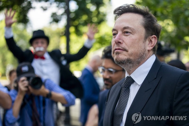 X 인수한 일론 머스크 epa10858606 Entrepreneur Elon Musk arrives for the the Senate bipartisan Artificial Intelligence (AI) Insight Forum in the Russell Senate Building on Capitol Hill in Washington, DC, USA, 13 September 2023. More than 20 tech titans attended the hearing, which Majority Leader Schumer orga