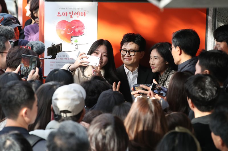 한동훈 법무부 장관이 17일 오후 대구 수성구 만촌동 대구스마일센터를 찾아 직원 간담회를 마친 뒤 입구에서 기다리던 시민들의 요청에 기념촬영을 하고 있다. 스마일센터는 강력범죄 피해자와 그 가족 및 보호자를 대상으로 심리치유와 임시거처 등을 제공해 일상생활 복귀를 지원하는 범죄피해 트라우마 통합지원 기관이다. 2023.11.17/뉴스1 ⓒ News1 공정식 기자 /사진=뉴스1