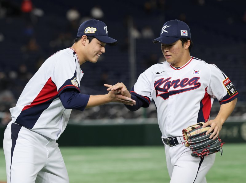 16일 오후 일본 도쿄돔에서 열린 '2023 아시아프로야구챔피언십(APBC)' 대한민국과 호주의 경기 4회초 이닝을 마친 대한민국 선발 문동주가 문현빈과 하이파이브가 하고 있다. 2023.11.16/뉴스1 ⓒ News1 이재명 기자